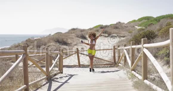 美丽的女孩在海岸跳舞视频的预览图