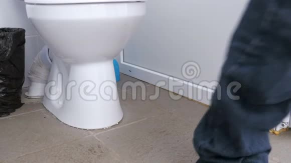 坐在厕所里的人的腿视频的预览图