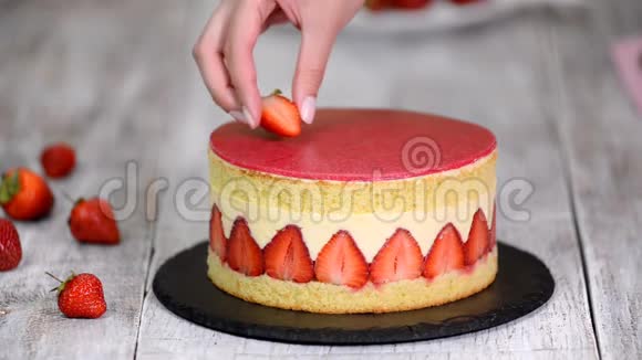 草莓蛋糕木制背景的弗赖耶蛋糕视频的预览图