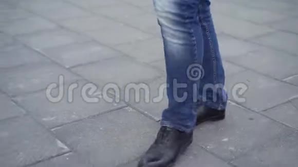 他在城里走着黑色皮鞋库存商人腿的特写视频的预览图