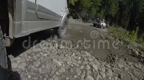 乘坐4x4的车辆沿着岩石路行驶视频的预览图