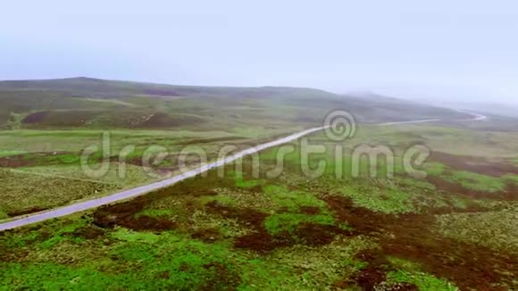 穿过苏格兰高地的寂寞之路典型的风景视频的预览图