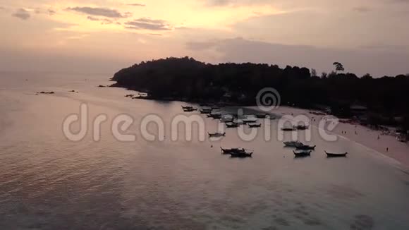 泰国KoLipe岛上天堂帕塔亚海滩的空中日落景色视频的预览图