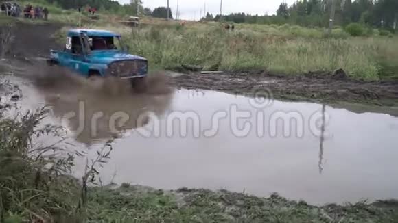 越野车正在用水从深泥上坡行驶一年一度的赛车比赛概念视频的预览图
