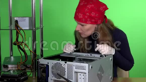 技术员妇女安装内存到台式电脑视频的预览图
