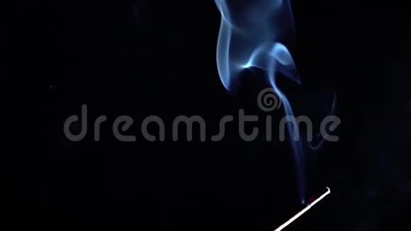在黑色的背景上用烟雾把燃烧着的香枝合上视频的预览图