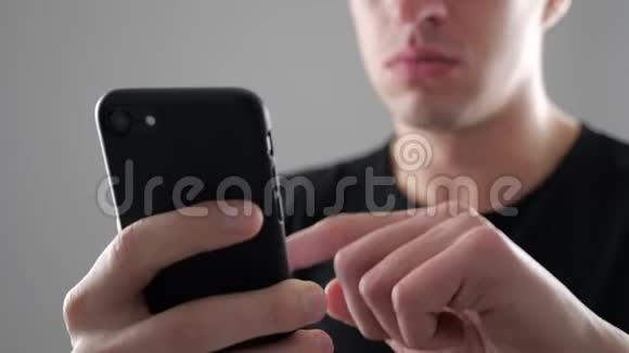 愤怒的人用智能手机手里拿着智能手机的愤怒的吼叫男人视频的预览图