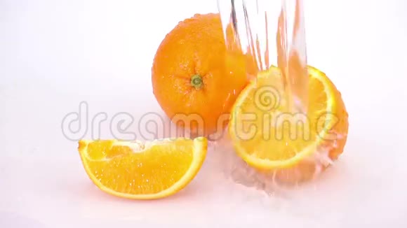 橙色切片用水清洗视频的预览图