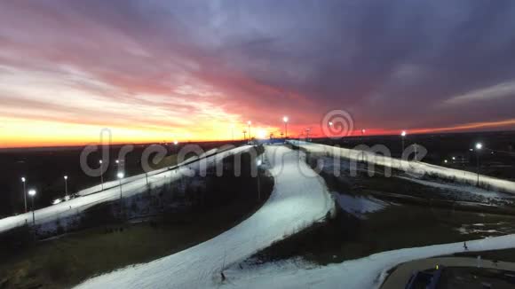 日落时的滑雪斜坡视频的预览图