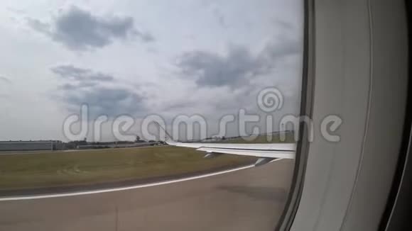 德国汉诺威2018年6月16日飞机从汉诺威机场起飞从乘客窗口观看视频的预览图
