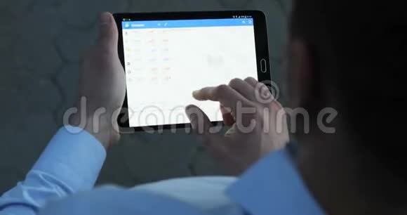 关闭商人使用他的平板电脑金融投资业务通信触摸屏技术互联网视频的预览图