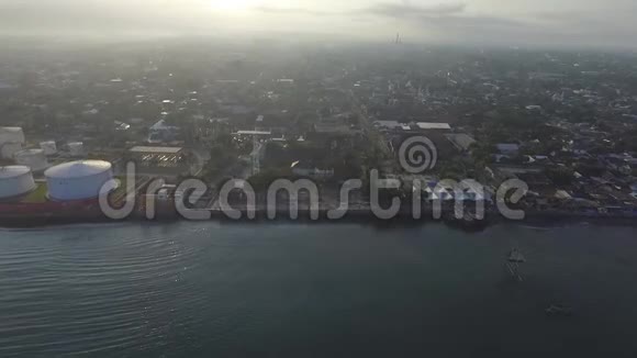 空中无人驾驶飞机在Lombok的Ampenan市视频的预览图