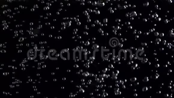 橙色落在水下水里的气泡被隔离在黑色的背景上视频的预览图