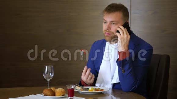 帅哥在餐厅的商务午餐时打智能电话视频的预览图
