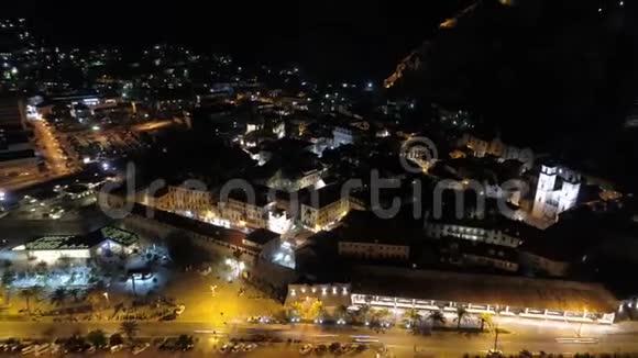 黑山Kotor老城的空中夜景视频的预览图