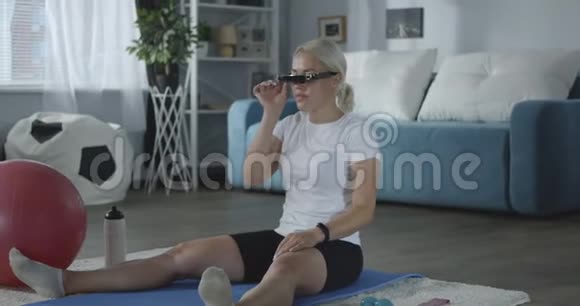 带着VR耳机在家工作的女人视频的预览图