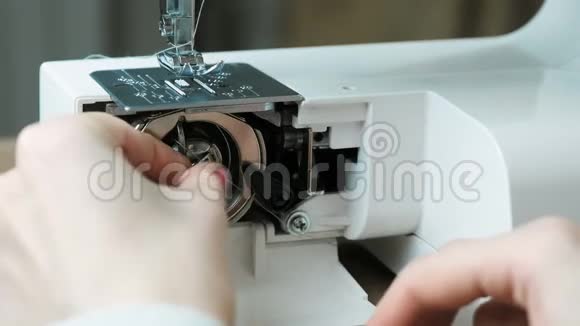特写女性双手拆开缝纫机用刷子将其从灰尘中清洗干净视频的预览图
