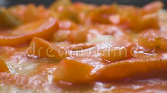 薄面团番茄酱和番茄片录像特写视频的预览图