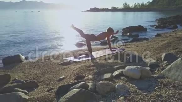 瑜伽在膝盖和手上贴着太阳反射视频的预览图