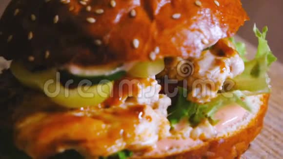 用炸鸡肉洋葱黄瓜和生菜做成的美味汉堡视频的预览图