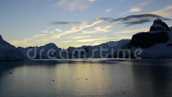 日出时的山景视频的预览图