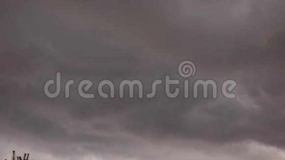 暗不祥的灰色风暴云戏剧性的天空乌云密布视频的预览图