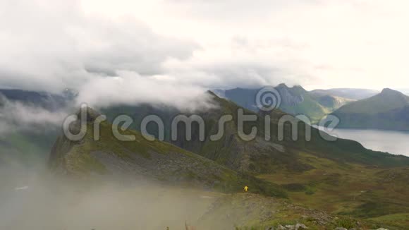 漫步在群山中云层从特罗姆斯县的山峰上飘来视频的预览图