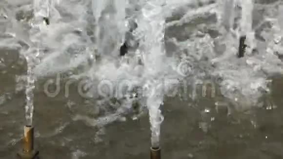 慢速镜头将喷泉水滴向上溅在空中城市公园喷泉在工作视频的预览图