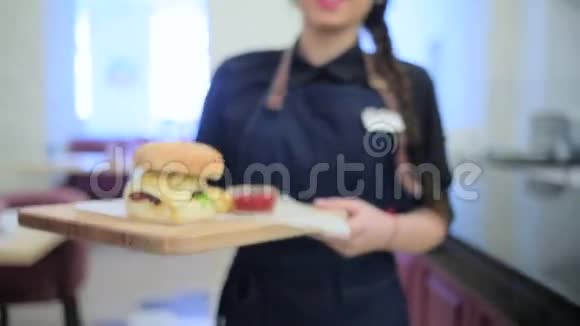 女服务员拿着汉堡视频的预览图