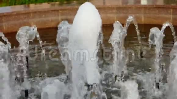 在炎热的夏日里许多喷泉喷水器在缓慢地喷射视频的预览图