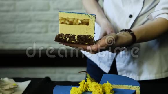 糖果手展示现代蓝圆蛋糕的一大块视频的预览图