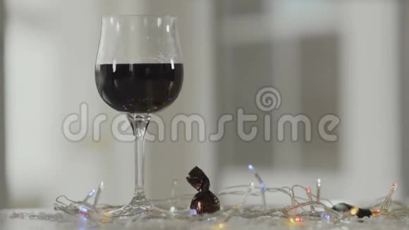雪落在酒杯旁边红酒视频的预览图