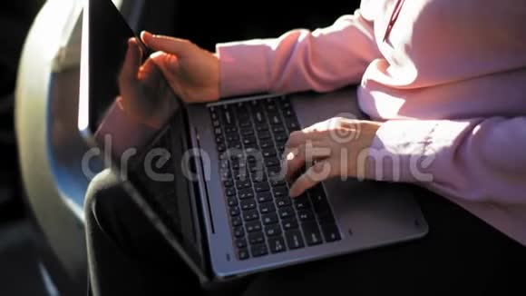 女商人正在外面用笔记本电脑打字视频的预览图