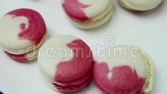 特写全景在许多惠特赫和粉红法国甜点Macaroon视频的预览图