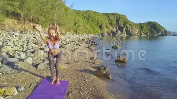 在海洋海岸天空的山上做瑜伽视频的预览图