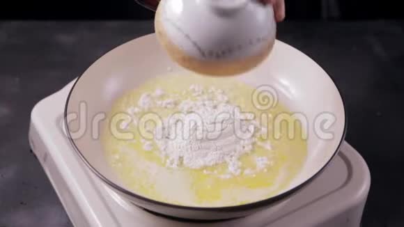 在煎炸过程中加入黄油并在平底锅中加入面粉视频的预览图