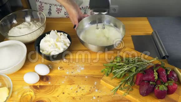 奶油和搅拌器视频的预览图