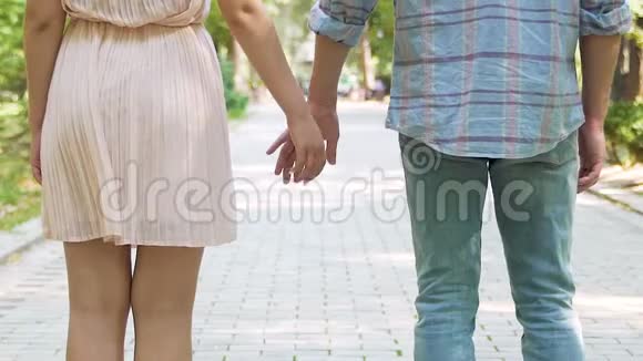 年轻人牵着心爱的女人的手走着去见父母慢吞吞的视频的预览图