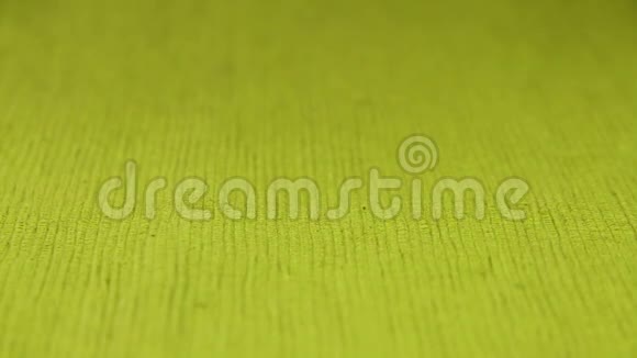 皮核桃仁落在绿色餐巾纸上视频的预览图