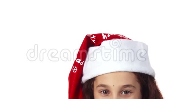 一个戴着圣诞老人帽子的女孩的头被展示得很近视频的预览图