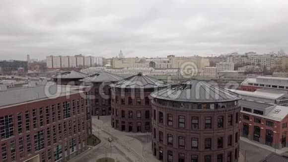 办公大楼的砖面呈圆形无人机视野视频的预览图