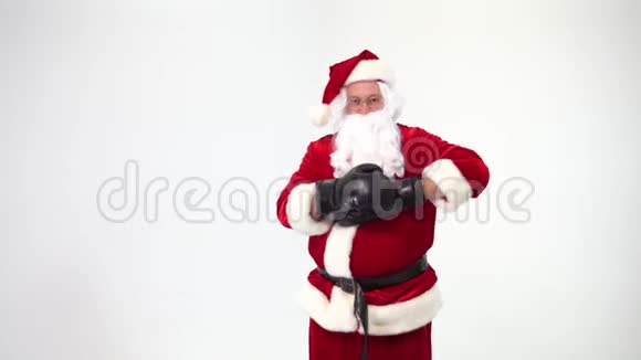 圣诞节白色背景上的圣诞老人戴着黑色拳击手套完成了拳击拳击拳击手他是视频的预览图