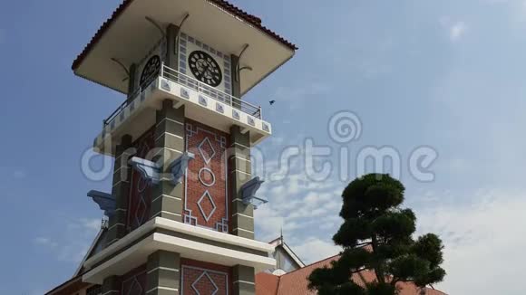 马来西亚柔佛市克鲁昂的塔曼塔西克苏丹伊布拉希姆大厅的一座塔钟视频的预览图