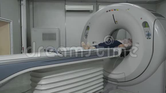 层析扫描平台核磁共振扫描仪病人断层扫描视频的预览图