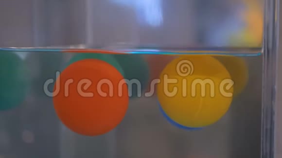 沸水中的塑料球视频的预览图