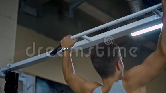 运动男子在健身房进行拉力锻炼视频的预览图