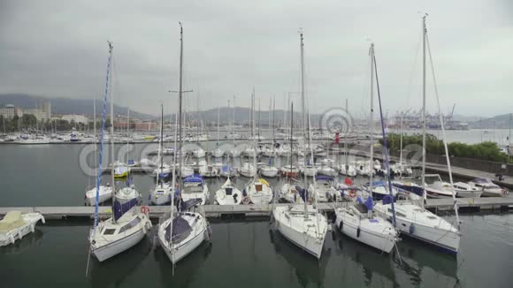 停泊在游艇俱乐部码头的私人船只在公海航行的恶劣天气视频的预览图