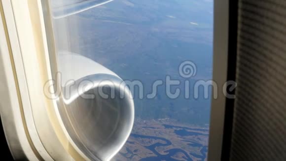 从飞机的窗户你可以看到涡轮飞机机翼的一部分以及令人惊叹的景观视频的预览图