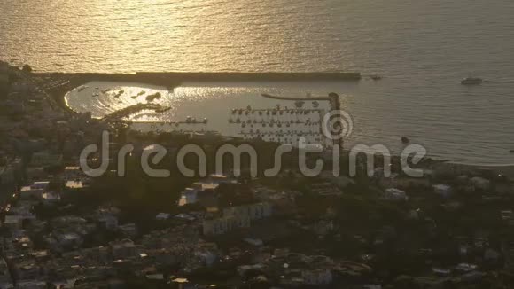 海滨小镇海港船在夕阳的余晖下被海水隔开视频的预览图