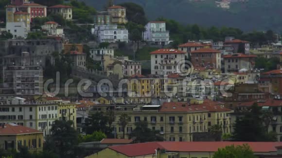 意大利拉斯佩齐亚市美丽的现代建筑全景视频的预览图